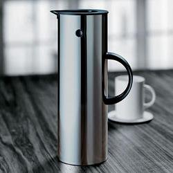 Stelton Isolierkanne EM77 - Doppelwandige Isolierkanne für heiße/kalte Getränke - Tee- & Kaffeekanne mit Glaseinsatz, Magnetverschluss, Schraubdeckel, Vintage-Design - 1 Liter, Stahl