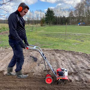 Benzin Gartenhacke (NEU) Effektive Bodenbearbeitung mit 25 cm Arbeitsbreite – 2-Takt Motor – 16 harte Messer – Motorhacke – Bodenfräse – Bodenhacke – Kultivator – zum Garten umgraben und lockern (Rot)