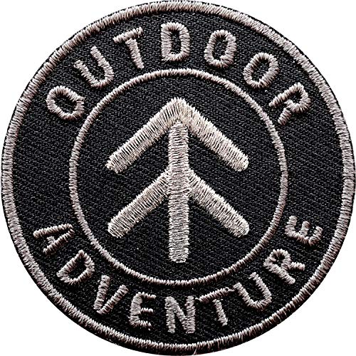 2 x Outdoor Adventure Abzeichen 55 mm gestickt, Silber Stickerei / Aufnäher Aufbügler Sticker Patch für Kleidung Rucksack Mode Taschen / Camping Trekking Pfeil Kompass Wandern (Grau)